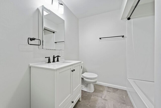 Building Photo - 44 Saratoga Ave