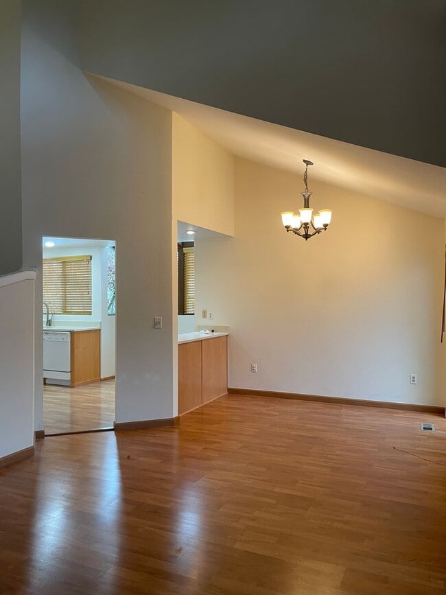 Building Photo - Spacious 2br with additional room in The M...