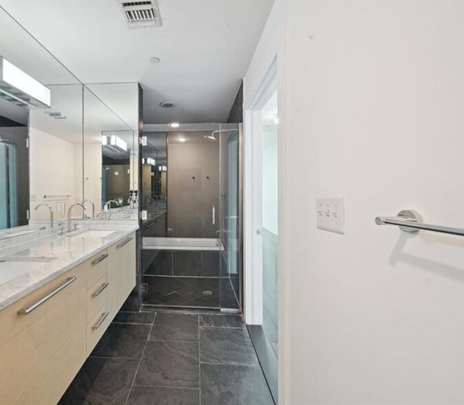 Building Photo - 900 Biscayne Blvd