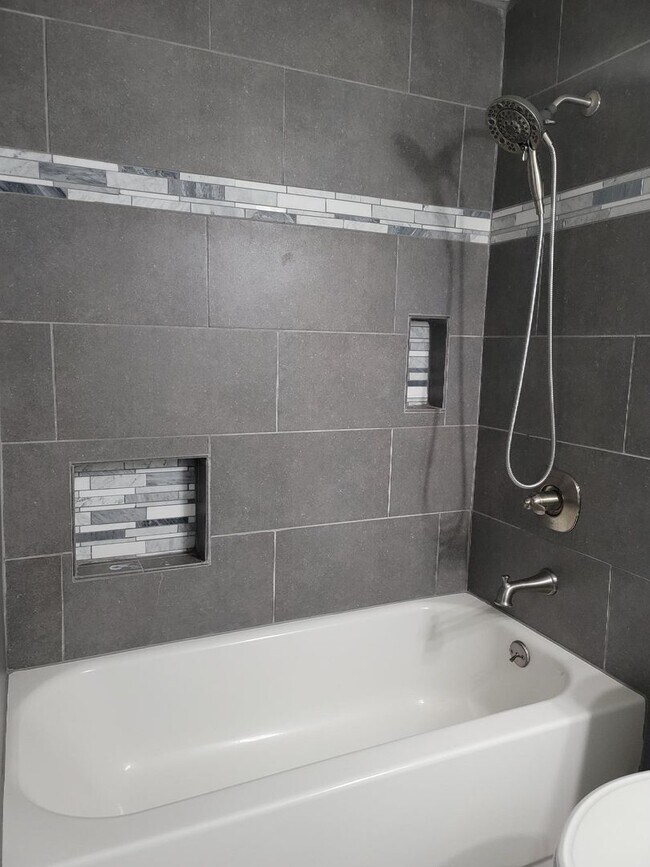 Building Photo - Pet Friendly 4 bedroom Home with Lots of Space for Everyone!