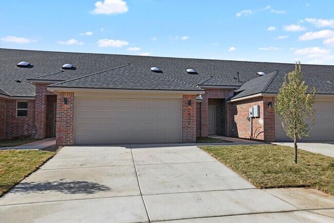 Primary Photo - 7624 Woodford Ave