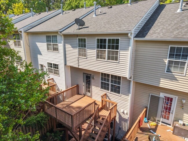 Building Photo - Spacious 3 Story Townhome Located in the Heart Raleigh! Available Now!