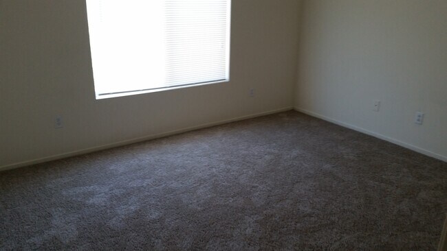 Building Photo - 4 Bedroom home for rent