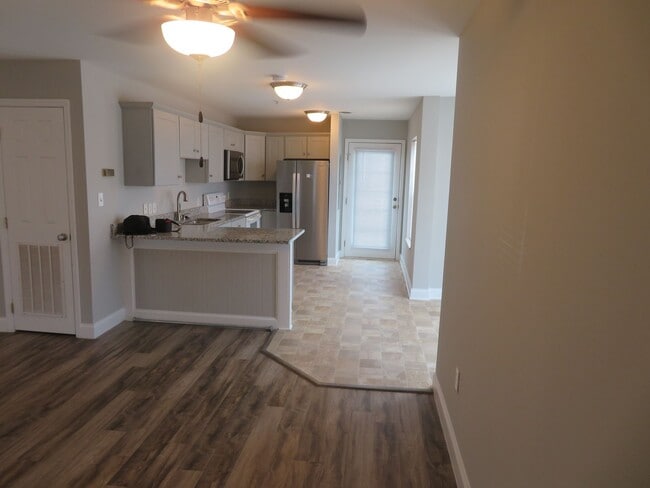 Building Photo - Available Fall 2026  12 month lease /  2 rooms available for rent (full use of in-unit laundry, k...