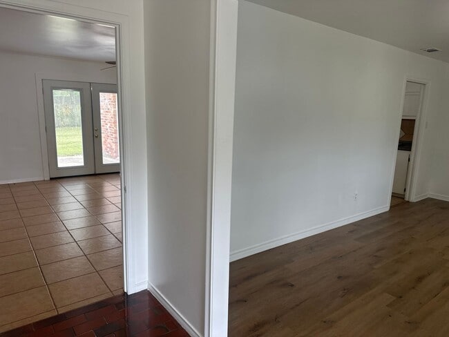 Building Photo - 2213 Suanne Dr