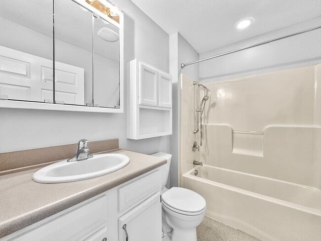 Building Photo - Beautiful 2BR 2BA Home w/ Sunroom • Full Kitchen Suite • Attached Garage in Columbus