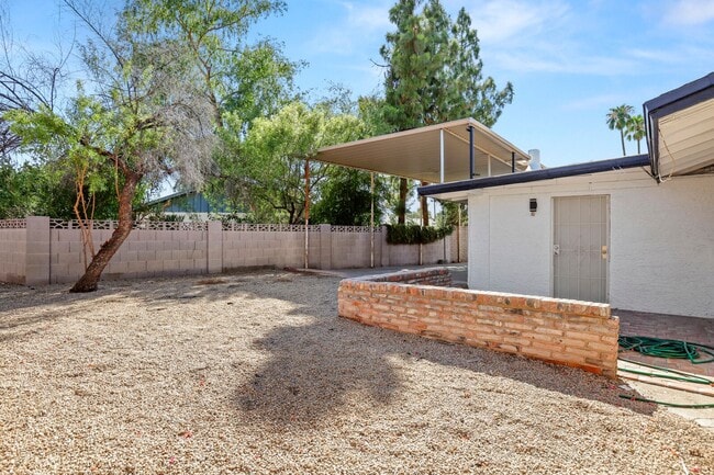 Building Photo - Prime ASU Location 5BR Home with Pool & Garage