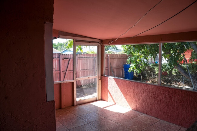 Building Photo - 231 NW 20th St