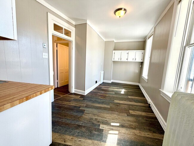 Building Photo - 162 S Potomac St