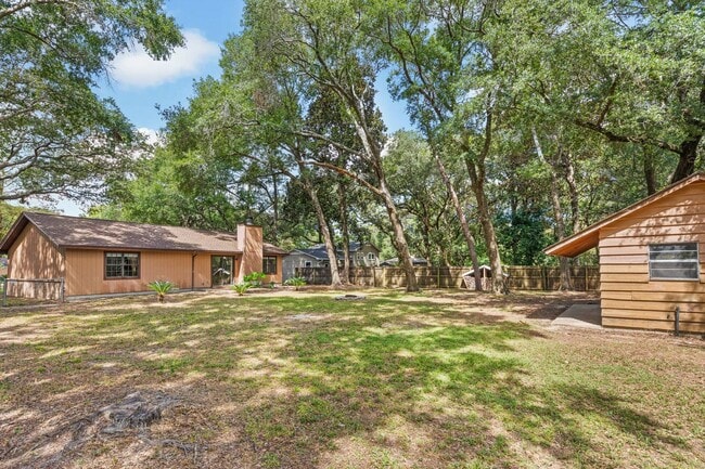 Building Photo - 3 Bedroom in Desirable Location!