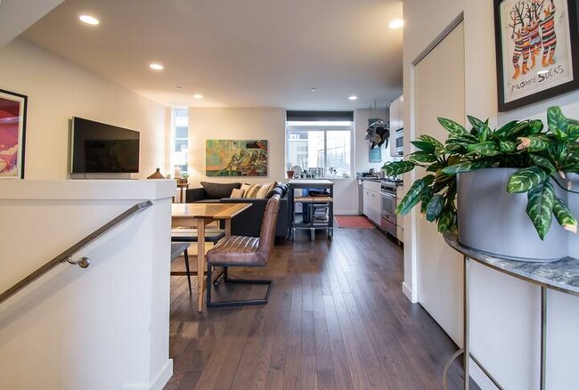 Building Photo - 463 14th Ave