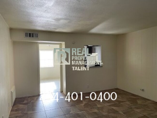 Building Photo - 2 Bedroom, 1.5 Bathroom Duplex Townhome fo...