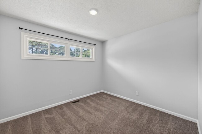 Building Photo - 2527 Country Club Rd