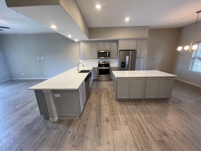 Building Photo - Luxury Lakeview 2 bedroom 2 bath Apartment...