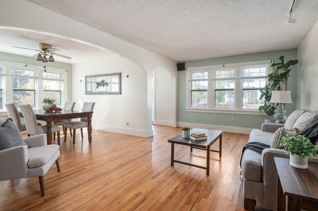 Building Photo - 3 BEDROOMS, 1.5 BATH HOME, CLOSE TO HOSPITAL AND DOWNTOWN!