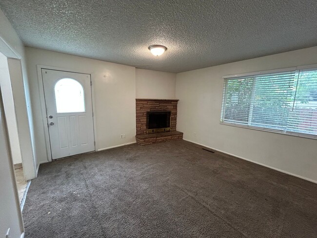 Building Photo - 3 Bed/1.5 Bath in a Cul-de-sac by Universi...