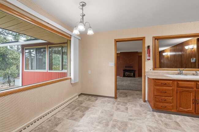 Building Photo - 5 Bed 2 Bath Spacious 3200 sq/ft Lower South Hill brick rancher property