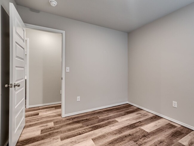 Building Photo - Home Close to Surrey Hills + 3 bedrooms