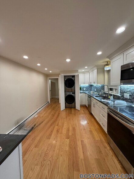 Building Photo - 2 Buckingham St