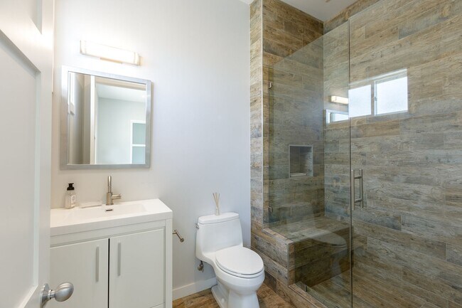 Building Photo - 4 Br 5 Ba with STUNNING VIEWS and Jacuzzi