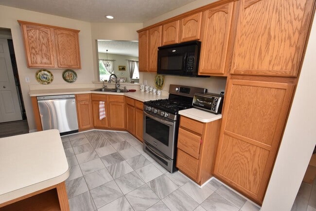 Building Photo - Home in Farmington Hills, 3 bedroom, 2 bath. Close to Notre Dame!