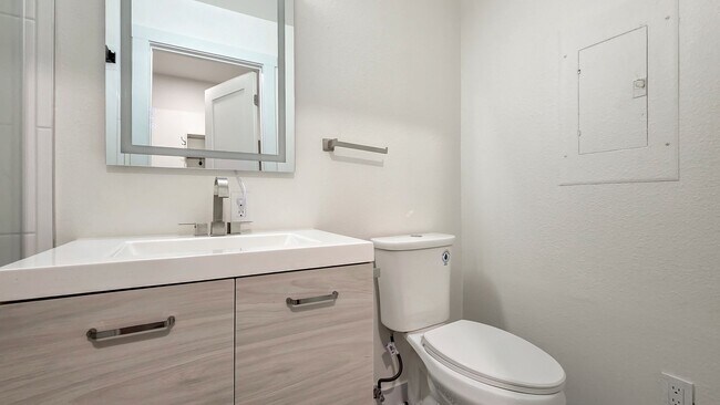 Building Photo - Updated Rambler in Prime Kirkland Location