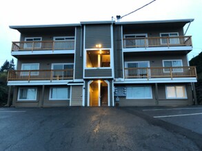 Building Photo - 321 N Wycoff Ave