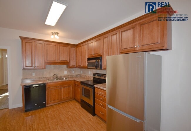 Building Photo - Charming 3 bd 2.5 ba townhouse! Washer/dryer included and attached garage!