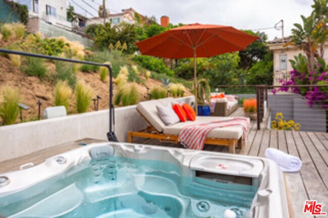 Building Photo - 218 Montreal St