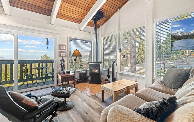 Building Photo - Fully Furnished 2 Bed / 2 Bath Corner Unit...