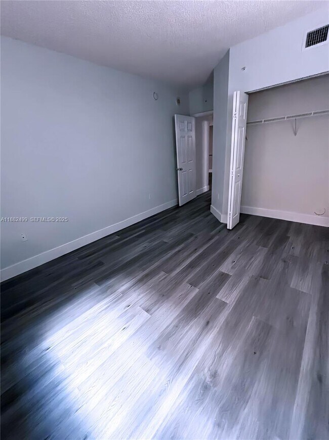 Building Photo - 17100 N Bay Rd