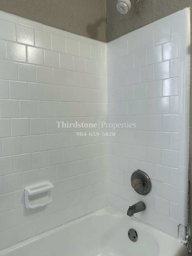 Building Photo - 1437 W 26th St