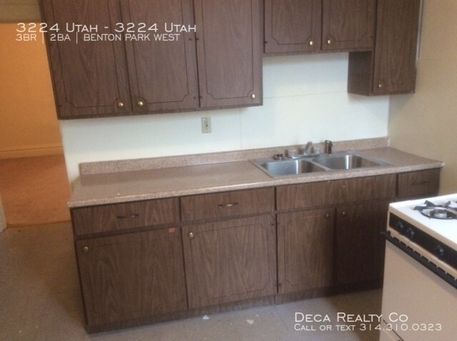 Building Photo - 3 Bedroom Apartment