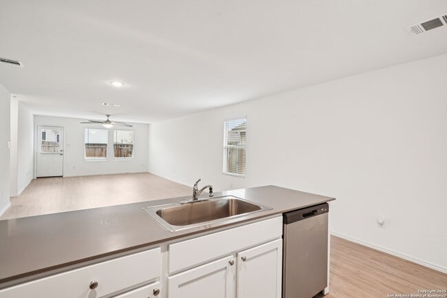 Building Photo - BEAUTIFUL 4-BEDROOM HOME AT THE SILOS