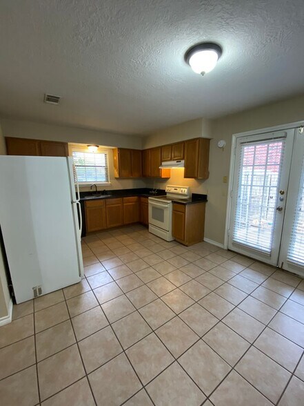 Building Photo - AUGUST PRE-LEASE Spacious & Affordable 3 Bedroom 2 Bathroom Duplex ON BUS ROUTE