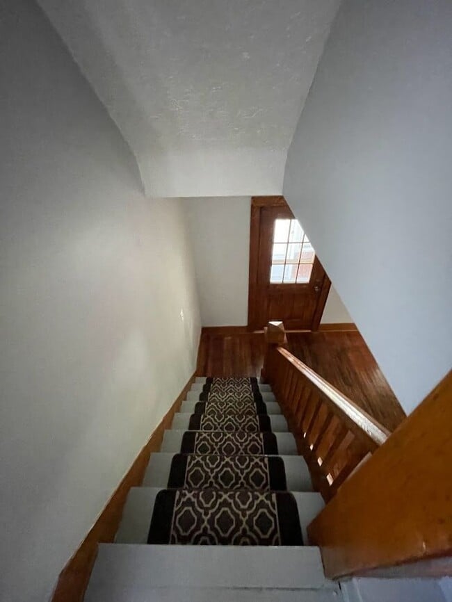 Building Photo - Two bedroom one bathroom home for rent