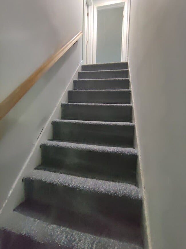 Building Photo - PRIVATE, COZY 2-3 BDRM 1.5 BATH HOME W/ HU...