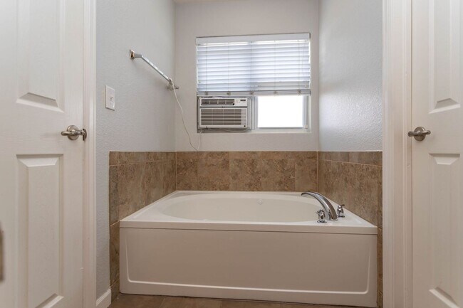 Building Photo - Downtown Living with Style & Views!