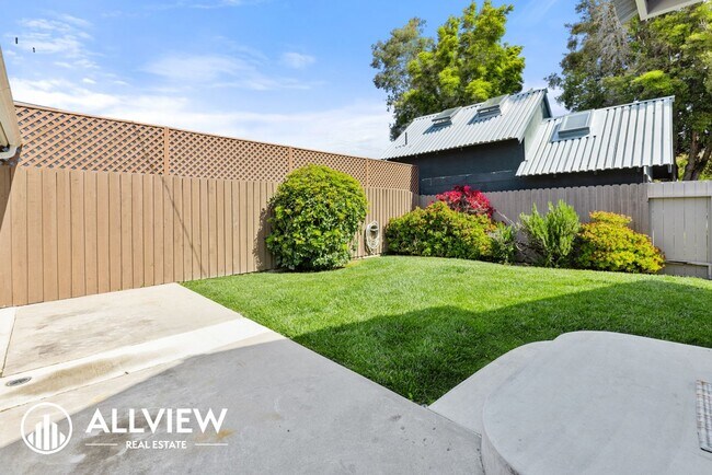 Building Photo - Charming 3 Bedroom 1 Bath Costa Mesa Bungalow