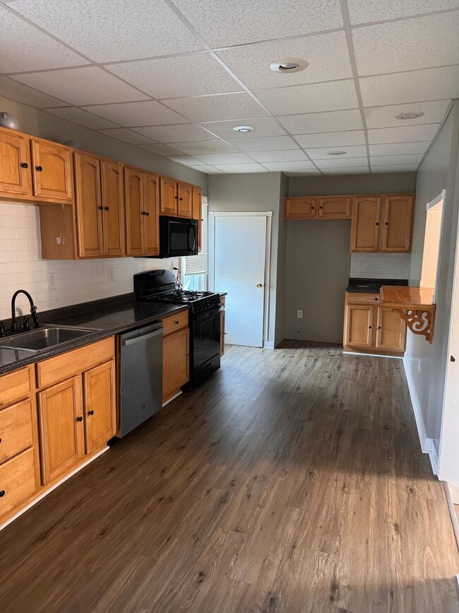 Building Photo - 214 Bentley Ave