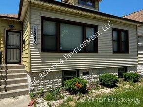 Building Photo - ***UPDATED 5 BDRM - 2 FULL BTH / DETACHED ...