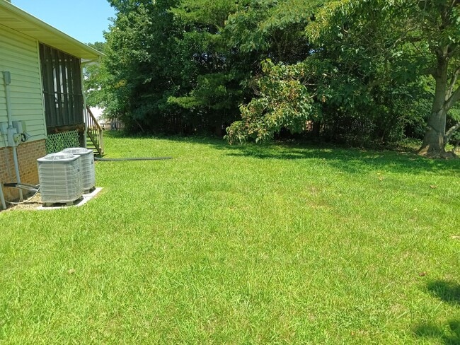 Building Photo - 2 Bedroom / 2 Bath Duplex Gray, TN 37615