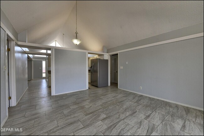Building Photo - 8400 Parkland Dr