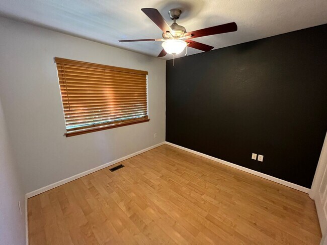 Building Photo - 3 bed 3.5 Bath with Bonus Studio Suite Above Detached Garage!