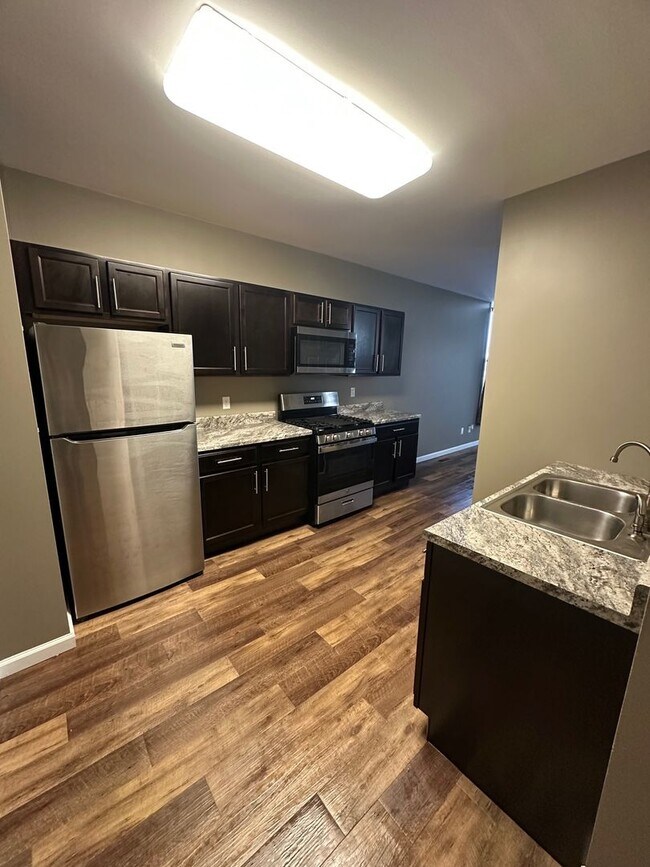 Building Photo - 820 York St