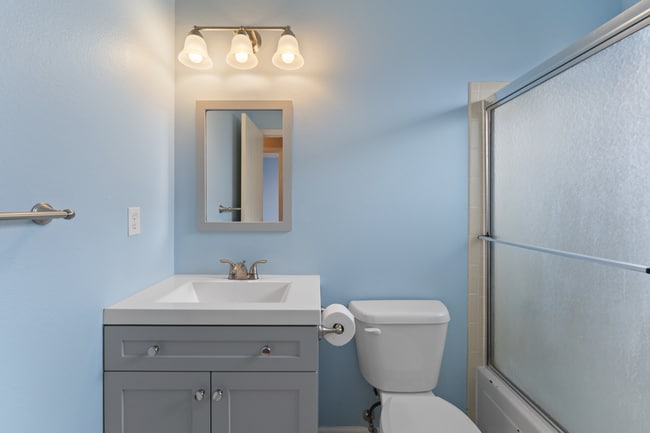 Building Photo - Tri-Level 4 Bed Home Near Ft. Carson