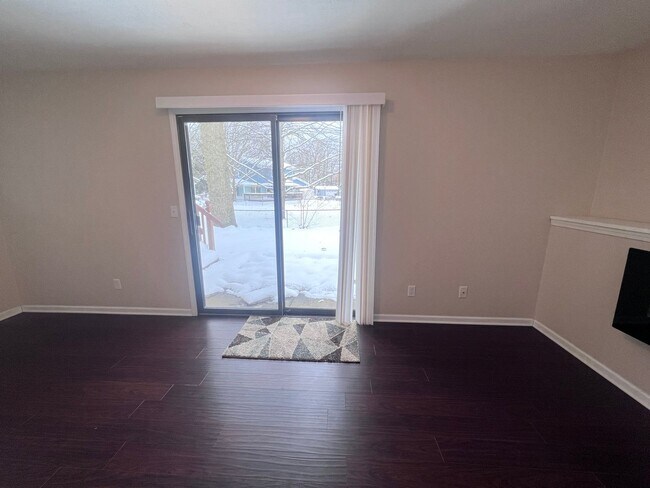 Building Photo - Single Family Home - Three Bedroom Tri-level!