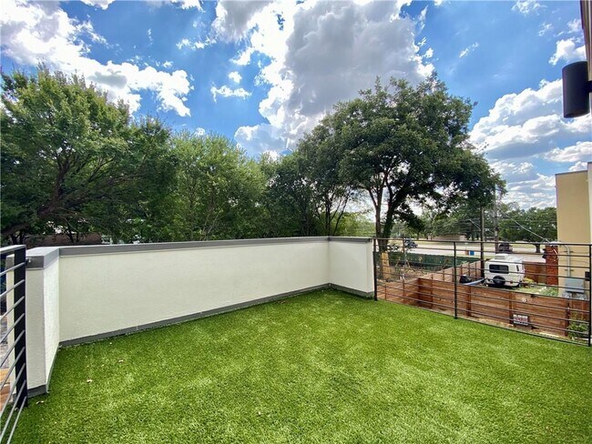 Building Photo - 1905 Riverview St