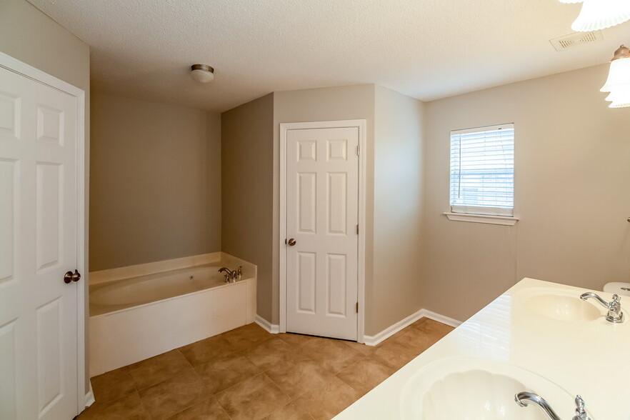 Building Photo - 6561 White Hawk Ln