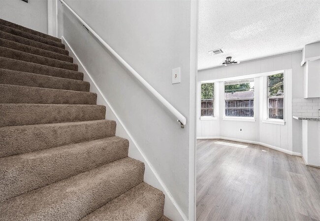 Building Photo - 9014 Landwood Dr